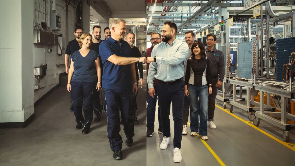 Professionel og Vaillant-medarbejder giver hinanden et fist bump
