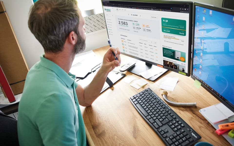 Installatør sidder foran pc'en